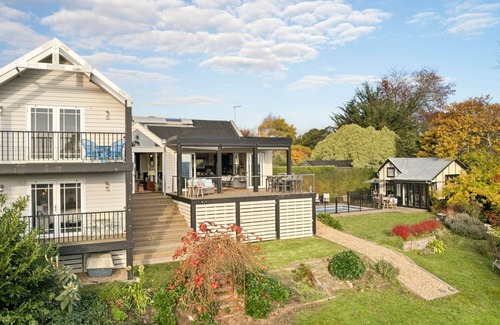 Daylesford House | Queensberry Hill View- luxury group retreat with heated pool