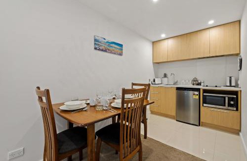 Frankton House | Queenstown Lake Views - Downstairs Apartment