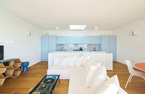 Pugliola House | "Quercia": 2 BDR, AC, Seaview, Pool, Tennis, plus Private Garage in Lerici!