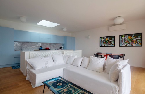 Pugliola House | "Quercia": 2 BDR, AC, Seaview, Pool, Tennis, plus Private Garage in Lerici!