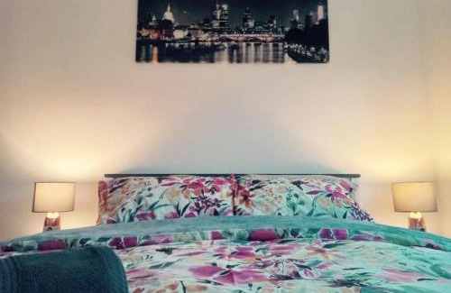 Erith Apartment | Quibid Cozy Downtown Apartment QS013