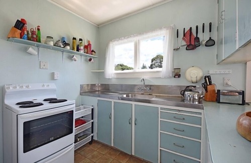 Tasman House | Quiet and Cozy Cottage just a stone's throw from Kina Beach!