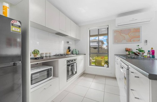 Werrington Apartment | Quiet and Cozy 4 Bedrooms in Werrington