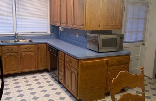 Buechel House | Quiet area 4bdrm 2 bath great location near stores