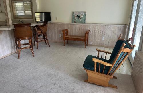 Riverview House | Quiet Back Garden View Apartment