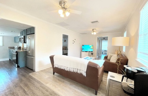 Bradenton House | Quiet beach cottage with SPA near Anna Maria Island and IMG, downtown