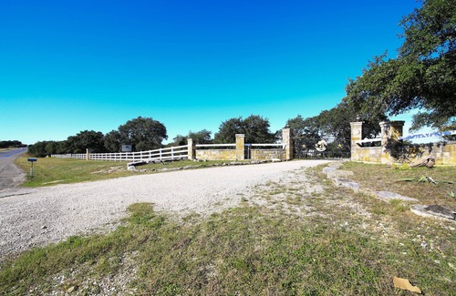 Kerrville Cabin | Quiet Cabin in the Country, 15 minutes from Fredericksburg, Pet Friendly