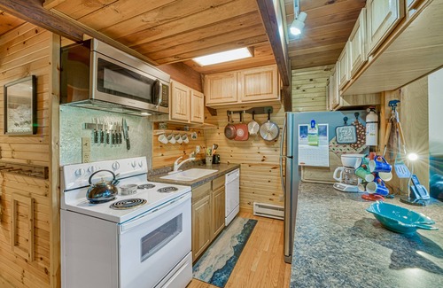 Sky Valley Cabin | Quiet cabin near the lake with large deck, private hot tub, firepit, & game room