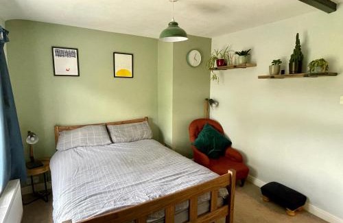 Coltishall Apartment | Quiet & Cosy 2-Bedroom Cottage in Coltishall