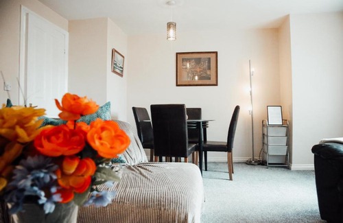 Leeds Apartment | Quiet, cosy apartment 7 mins from Leeds with Free Wifi, Netflix and parking