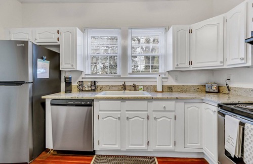 Kernersville Cottage | Quiet Cottage - King Bed - Near wedding venue & Restaurants - Long Term Allowed
