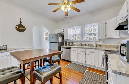 Kernersville Cottage | Quiet Cottage - King Bed - Near wedding venue & Restaurants - Long Term Allowed