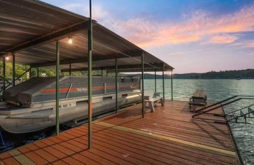 Camdenton House | Quiet Cove, Private Dock, Fishing, Swimming, Boat Slip & Kayaks