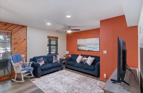 Camdenton House | Quiet Cove, Private Dock, Fishing, Swimming, Boat Slip & Kayaks