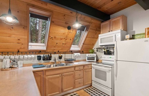 Shingletown Cabin | Quiet/Cozy A-Frame Near Mount Lassen w/Hot Tub