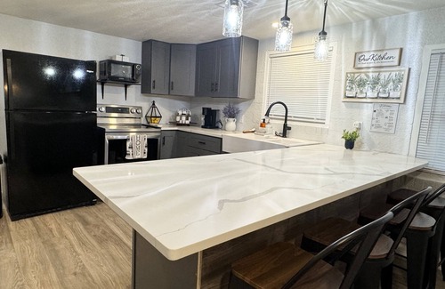 Dickinson House | Quiet & Cozy: Close to Galveston Bay & Kemah , Galveston & NASA Space center