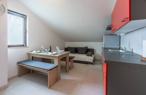 Grizane Apartment | Quiet flat with charcoal barbecue, pool with whirlpool function, washing machine, tumble dryer