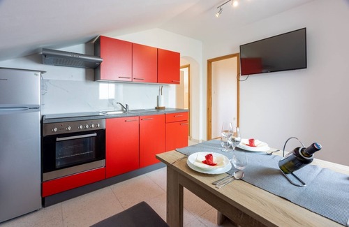 Grizane Apartment | Quiet flat with charcoal barbecue, pool with whirlpool function, washing machine, tumble dryer