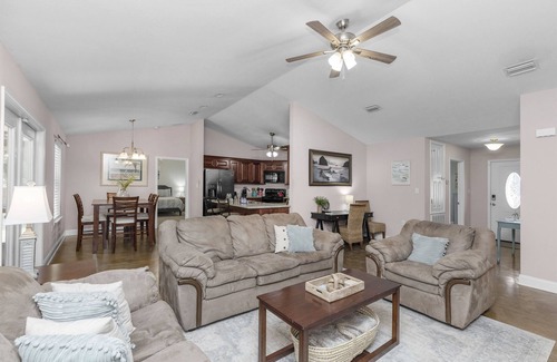 Florida Panhandle House | Quiet Getaway-4 Bed/Pet Friendly/Close to Beaches