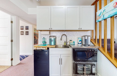 East Olympia House | Quiet lakeside retreat with dock & hot tub access, kayaks, & AC - dog-friendly