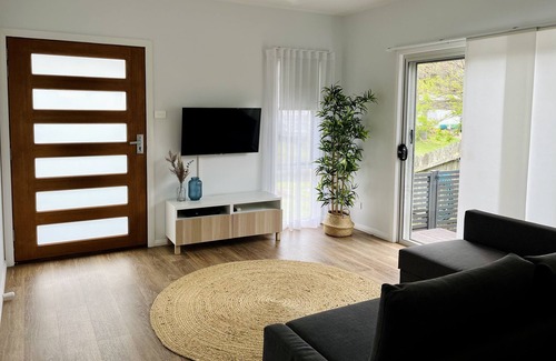 Lake Conjola House | Quiet location, walk to cafes, lake & beach. Enjoy daily visits from kangaroos.