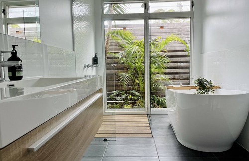 Lake Conjola House | Quiet location, walk to cafes, lake & beach. Enjoy daily visits from kangaroos.