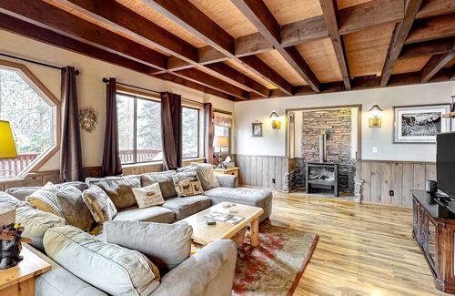 Pla-Vada Woodlands House | Quiet Mountain Cabin Nestled in the Woods, near Ski Resorts and the Yuba River!