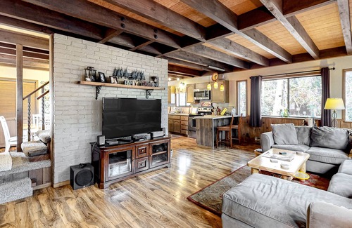 Pla-Vada Woodlands House | Quiet Mountain Cabin Nestled in the Woods, near Ski Resorts and the Yuba River!