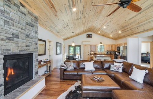 Fairplay Cabin | Quiet Mtn Cabin w/Deck < 5 Mi to Fairplay Beach!