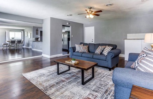 Dallas House | Quiet neighborhood living. Downtown minutes away