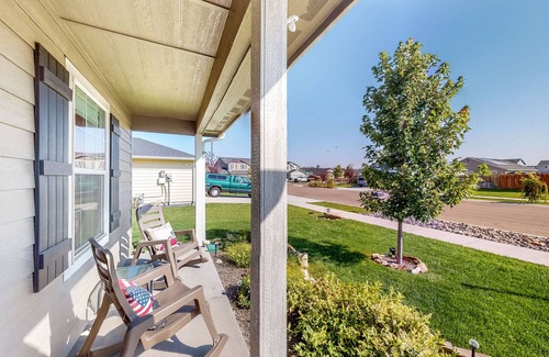 Middleton House | Quiet Ranch-Style Home with Fenced Yard, Gas Grill, Firepit & Fireplace