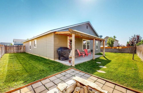 Middleton House | Quiet Ranch-Style Home with Fenced Yard, Gas Grill, Firepit & Fireplace