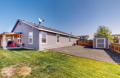 Middleton House | Quiet Ranch-Style Home with Fenced Yard, Gas Grill, Firepit & Fireplace
