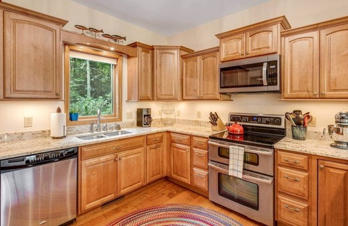 Sapphire House | Quiet Riverfront Retreat, 3 Decks, Lake/Kayaks