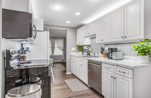 Fort Wayne House | Quiet & Safe Area 3BR K&Q Beds Entire Home Full Kitchen Free Coffee Wifi