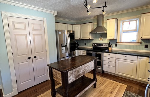 Geneva House | Quiet- SPIRE, Wine Country, GOTL, Beaches