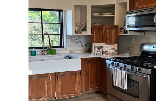 Greenwich House | Quiet, Sunny, New in Convenient Downtown Greenwich