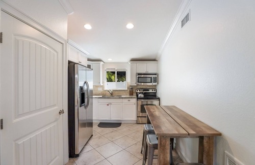 Ilexhurst House | Quiet Villa, Steps to Beach! Close To Trolley Stop and Shopping! - Sea Glass Vil