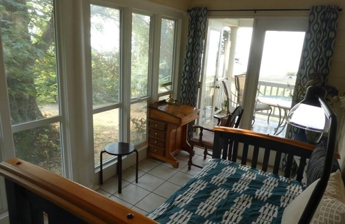 Indianola House | Quiet waterfront home in Indianola, Kitsap County, Seattle