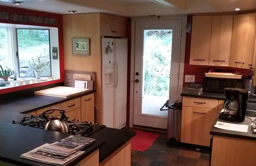 Camden House | Quiet with Views - Pet Friendly - late booking special