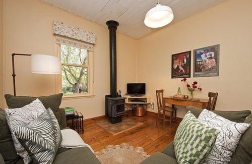 Daylesford House | Quince Cottage - scenic escape with spa