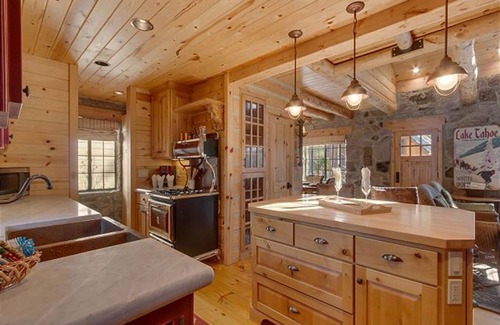 Elk Point House | Quintessential Tahoe Cabin, Private beach, kayaks, Max Occ 4 adults 2 kids