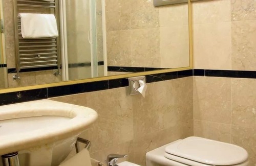 Piotello House | R 1165 Motel Rosetta Double-Bed Room with Traditional King size Bed, Modern Bathroom & Free Wi-Fi -