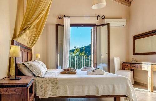 Kavvadades Villa | R 3099 Villa Fell With Air Conditioning.Coffee Facilities & Bottle of Wine