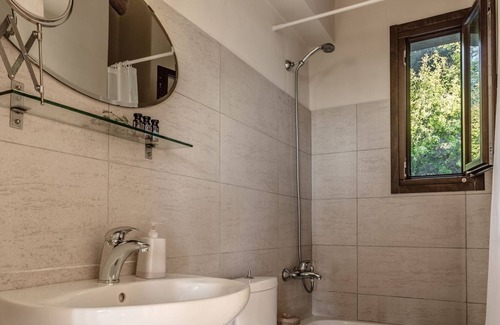 Kavvadades Villa | R 3099 Villa Fell With Air Conditioning.Coffee Facilities & Bottle of Wine