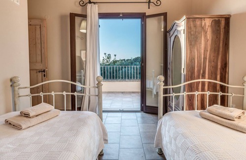 Kavvadades Villa | R 3099 Villa Fell With Air Conditioning.Coffee Facilities & Bottle of Wine