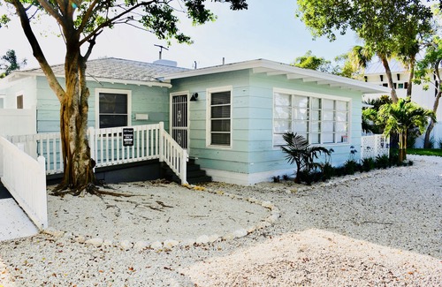 Siesta Key Village House | Rad's Cozy Cottage on Canal