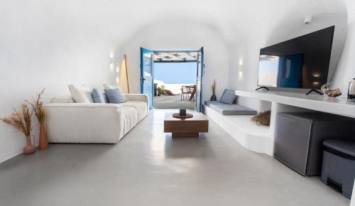 Fira Apartment | Rafael' s Mediteranian Cave Suites