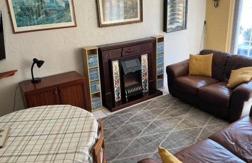 Louth House | Rain Hill Cottage - Sleeps 4 Parking & Pets Ok
