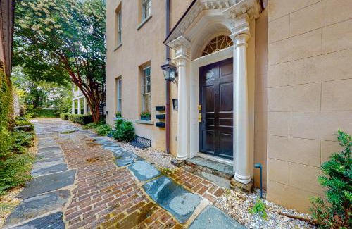 South of Broad Apartment | Rainbow Row Pied-A-Terre